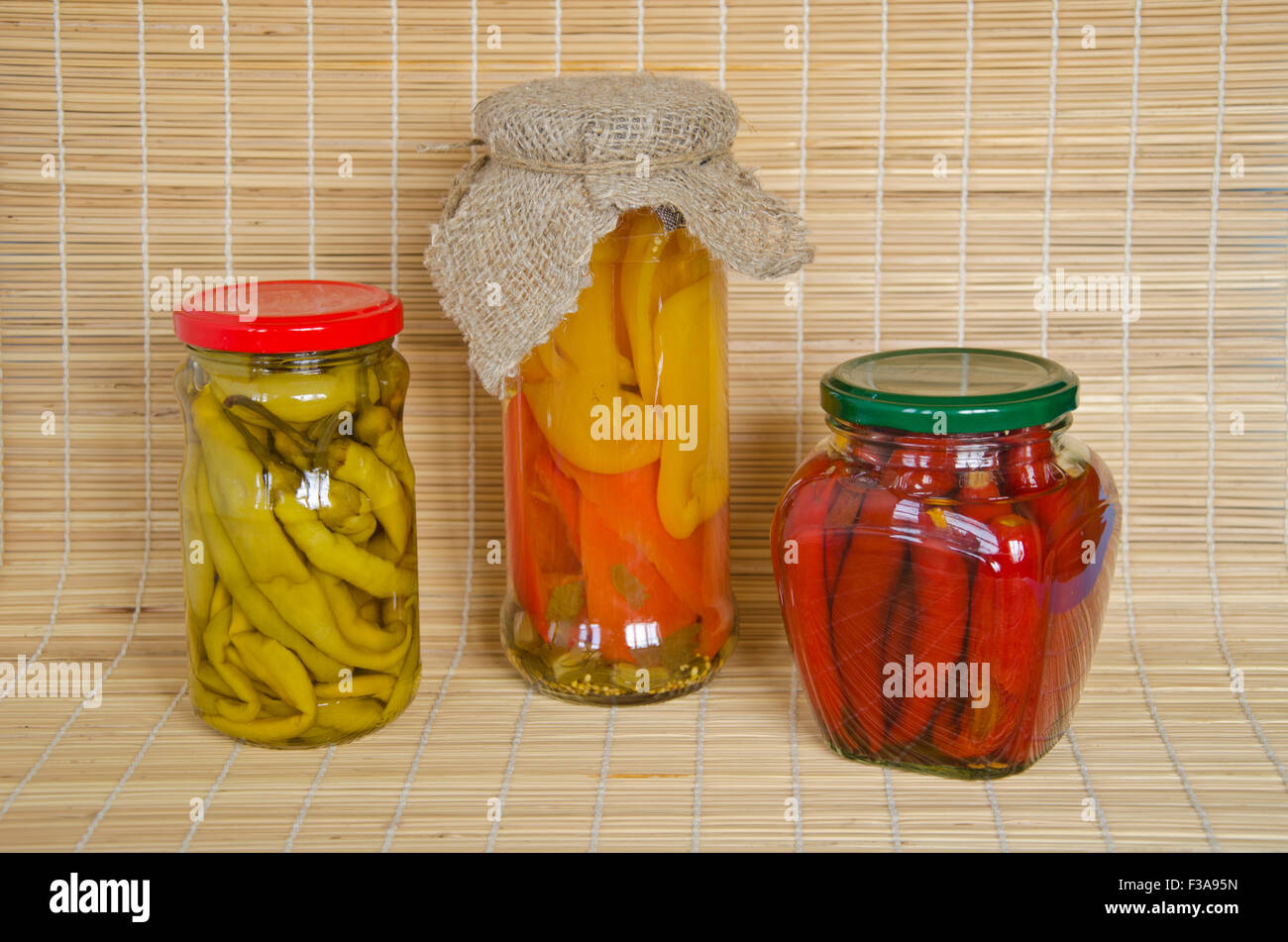 Hausgemachte Marmelade Paprika mit Tüchern in 3 Gläser Stockfoto