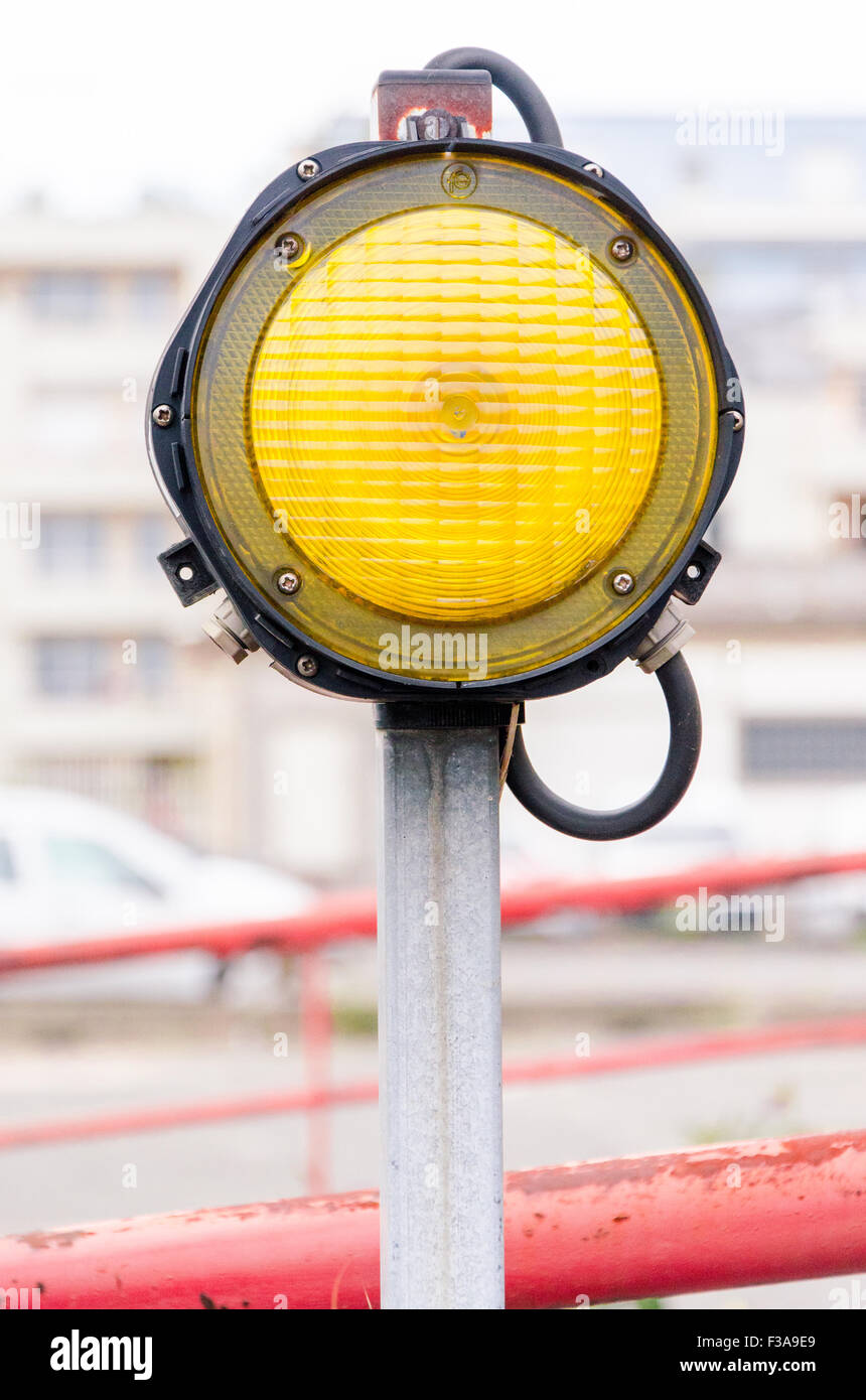 Eine gelbe Signalleuchte auf einem städtischen Hintergrund Stockfoto
