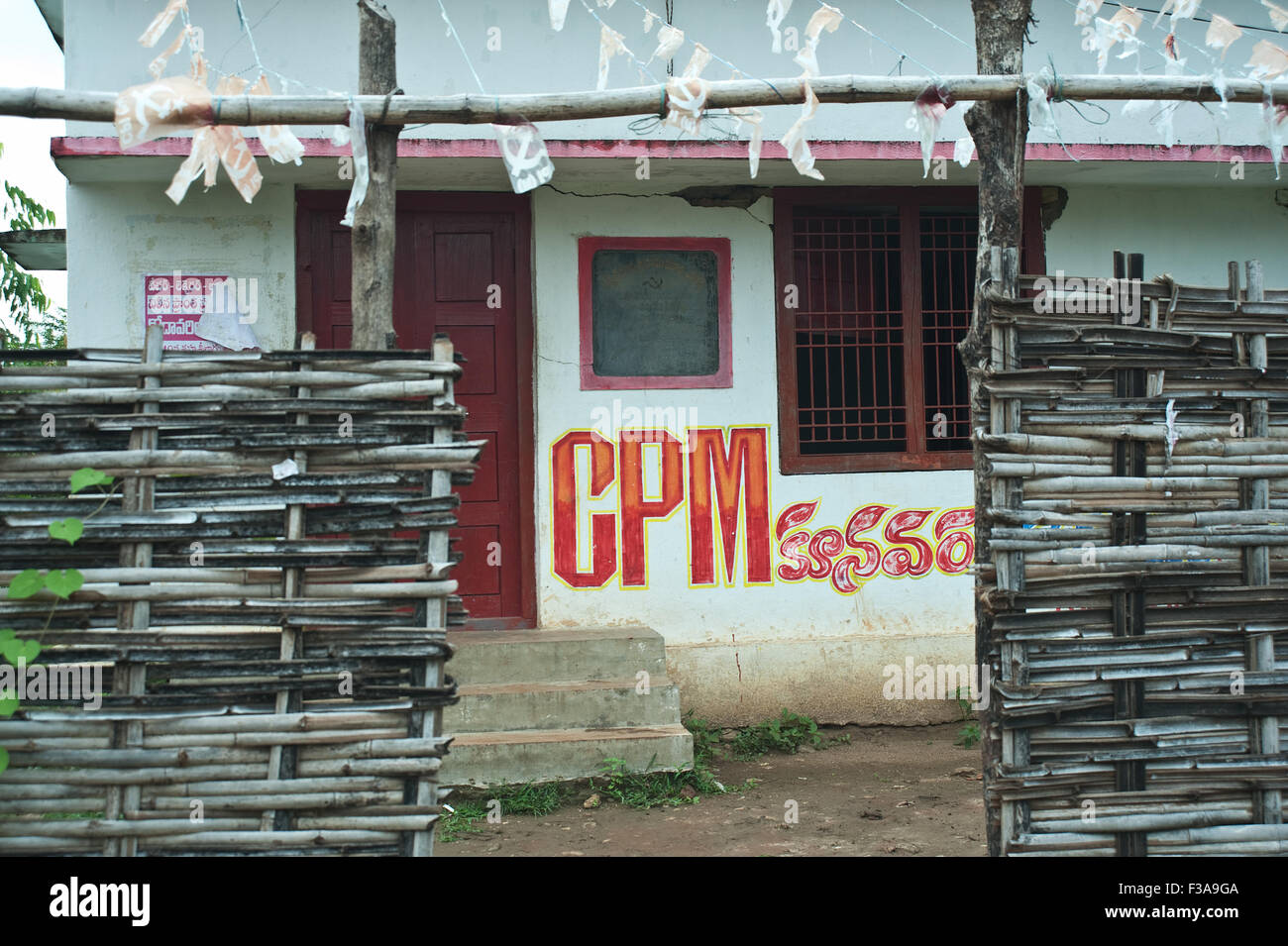 Büro der Kommunistischen Partei Indiens (Marxisten) in einem abgelegenen Dorf (Indien) Stockfoto