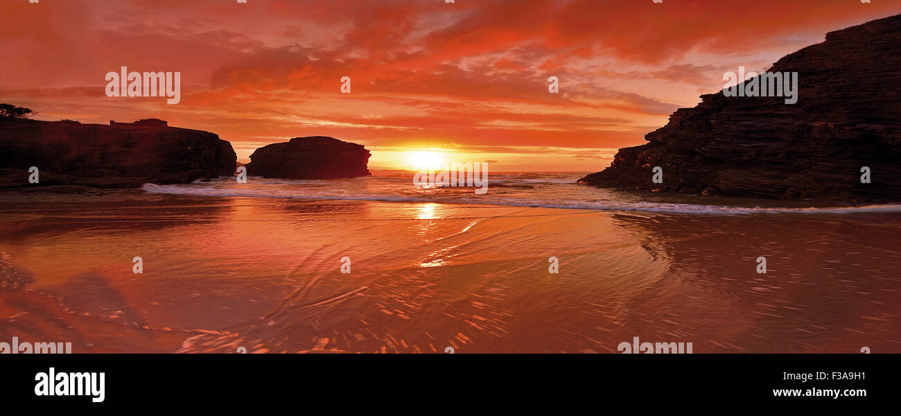 Spanien: Sonnenuntergang am Strand des Doms Stockfoto