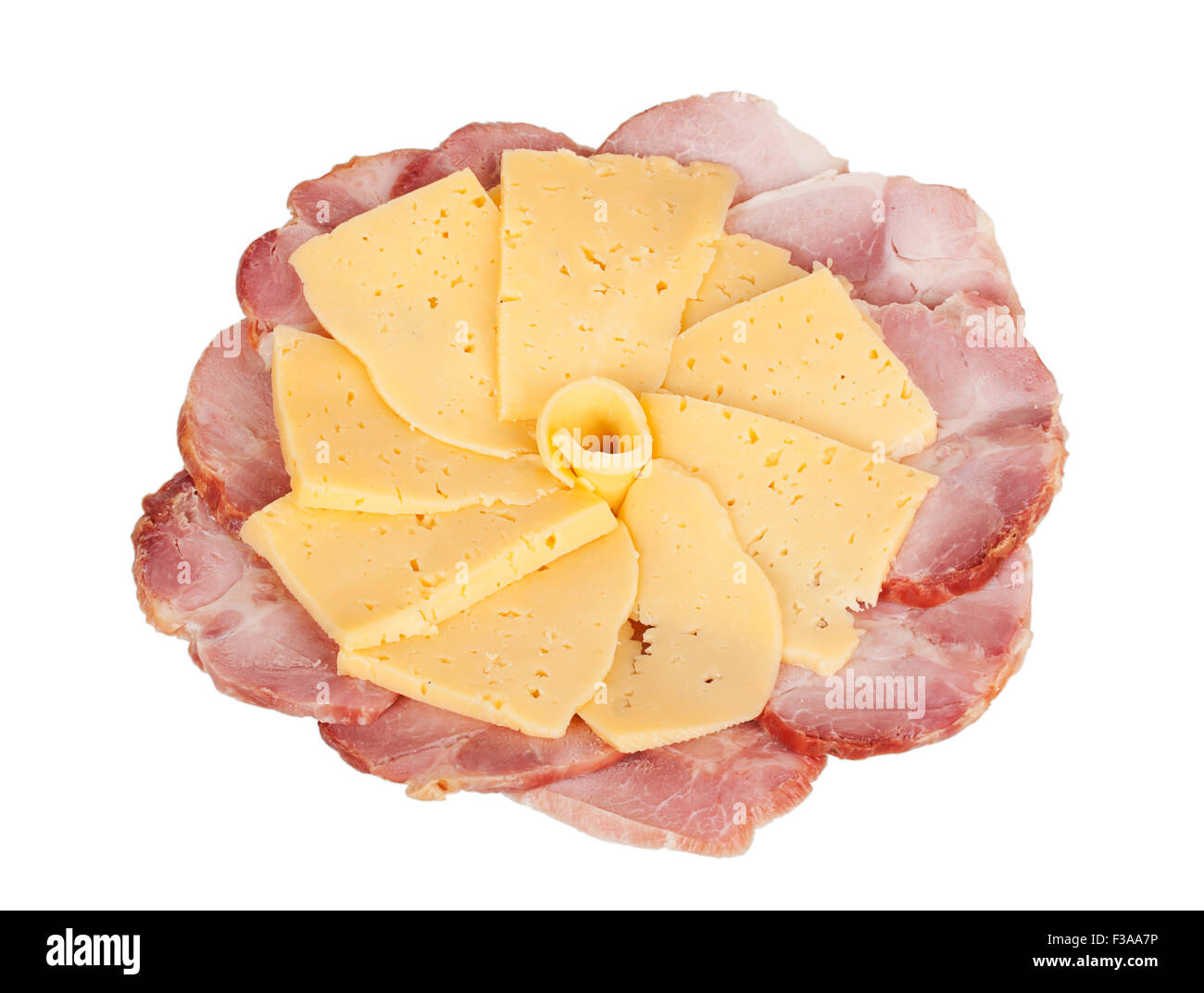 Wurstwaren und Käse auf einem Teller isoliert auf weißem Hintergrund Stockfoto