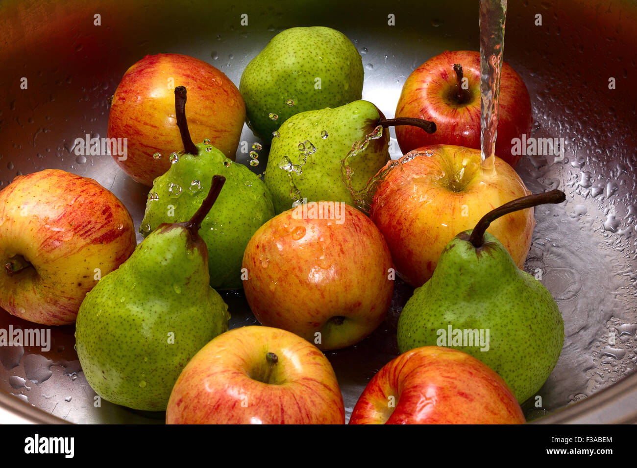 Äpfel im Wasser Stockfoto