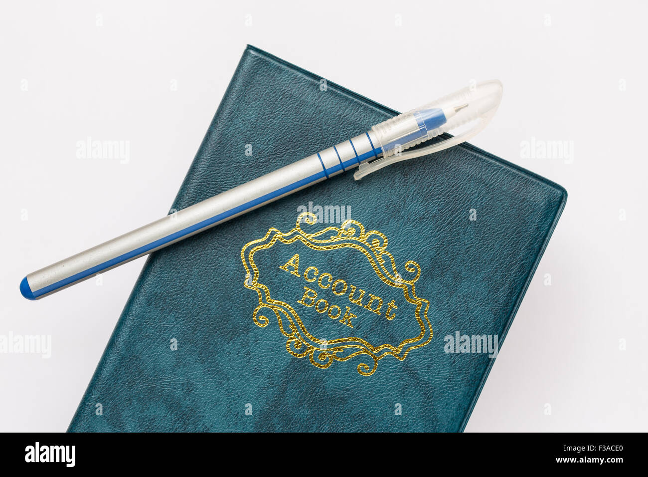 Konto-Buch und Stift auf weißem Hintergrund Stockfoto
