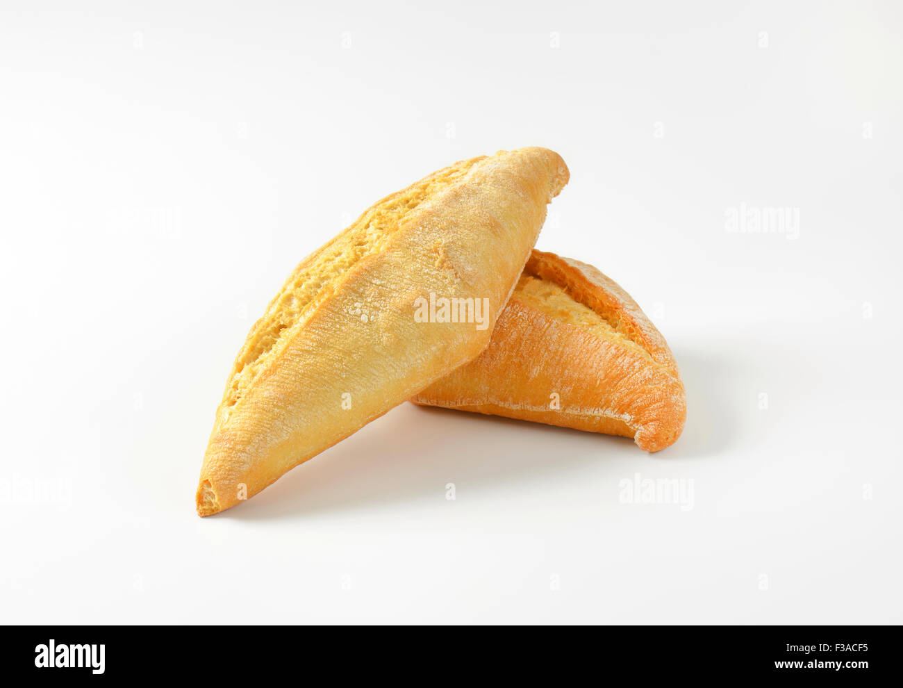 Schlichte Brötchen knusprige auf weißem Hintergrund Stockfoto