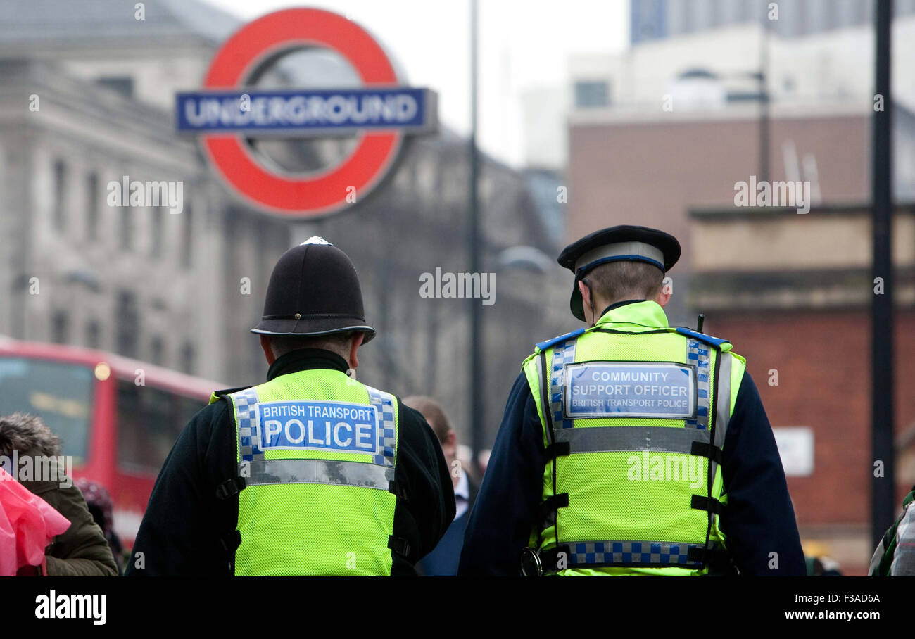 Polizisten patrouillieren in der Nähe von Kings cross u-Bahnstation in London Stockfoto