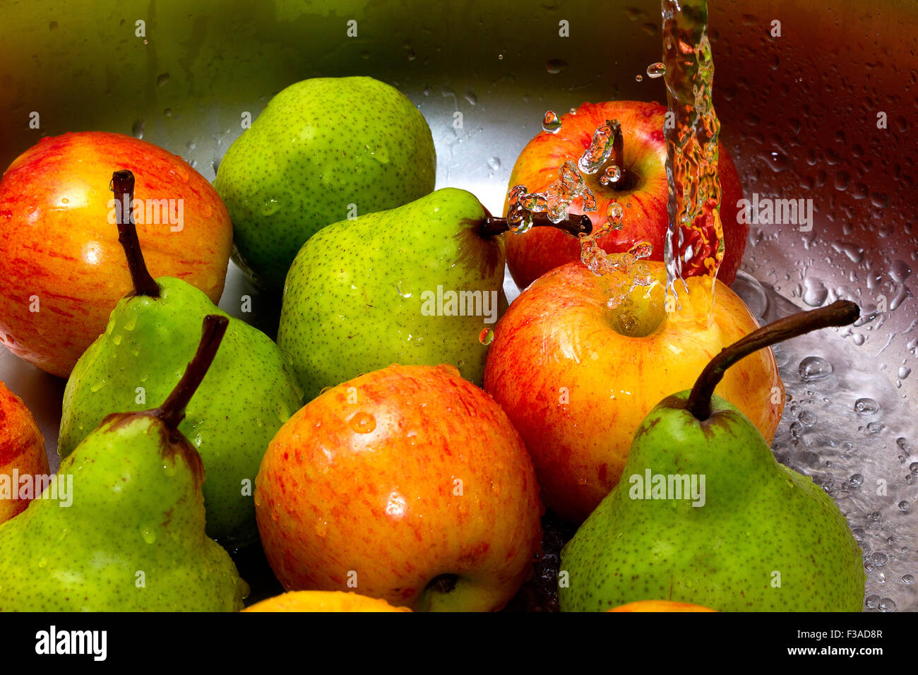 Äpfel im Wasser Stockfoto