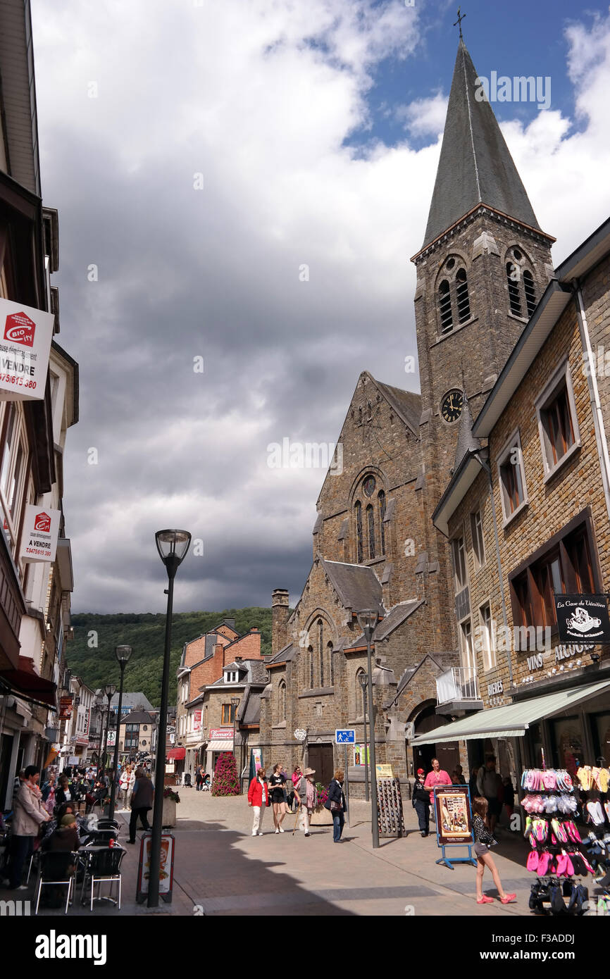 Streetview im Einkaufsviertel und Kirche von La Roche, Belgien Stockfoto