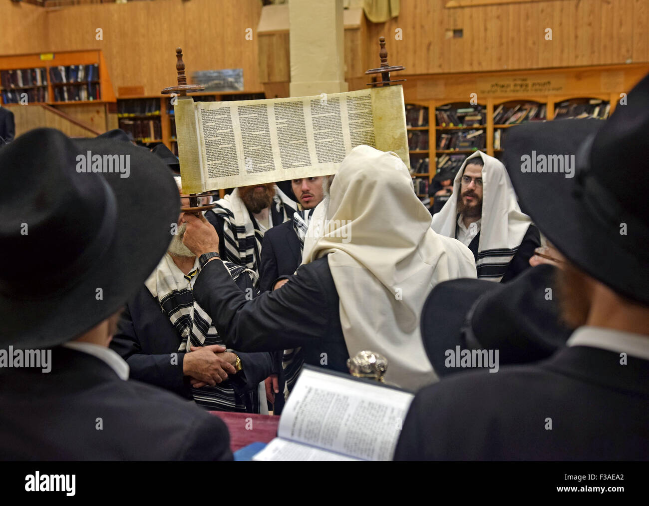 Eine Tora wird aufgehoben und gezeigt, dass die Gemeinde während Sukkot Morgen Gottesdienste in der Synagoge in Brooklyn, New York Stockfoto