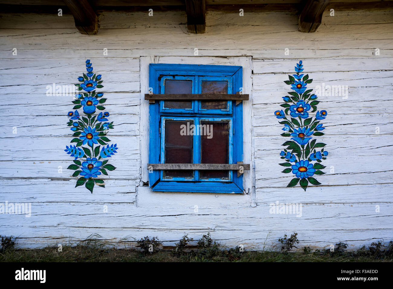 Blumenschmuck an der Fassade eines typischen Holzhauses im Dorf Zalipie in polen Stockfoto