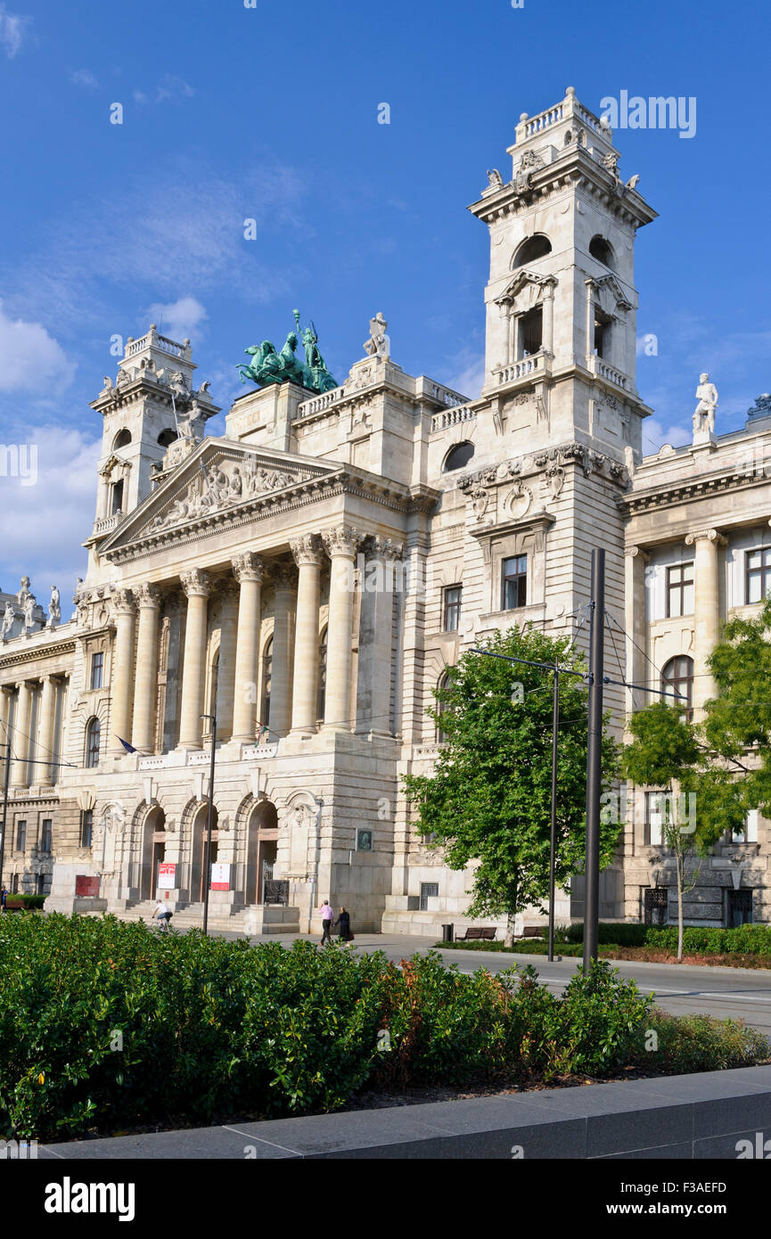 Die Ethnographie-Museum Gebäude gegenüber dem ungarischen Parlament, Budapest, Ungarn. Stockfoto