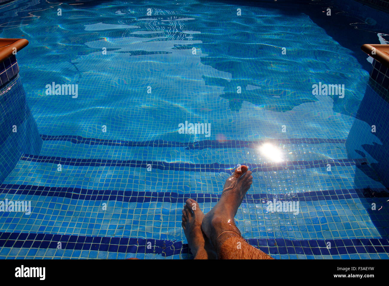 Menschliche Füße in einem Pool, transparentes Wasser Stockfoto