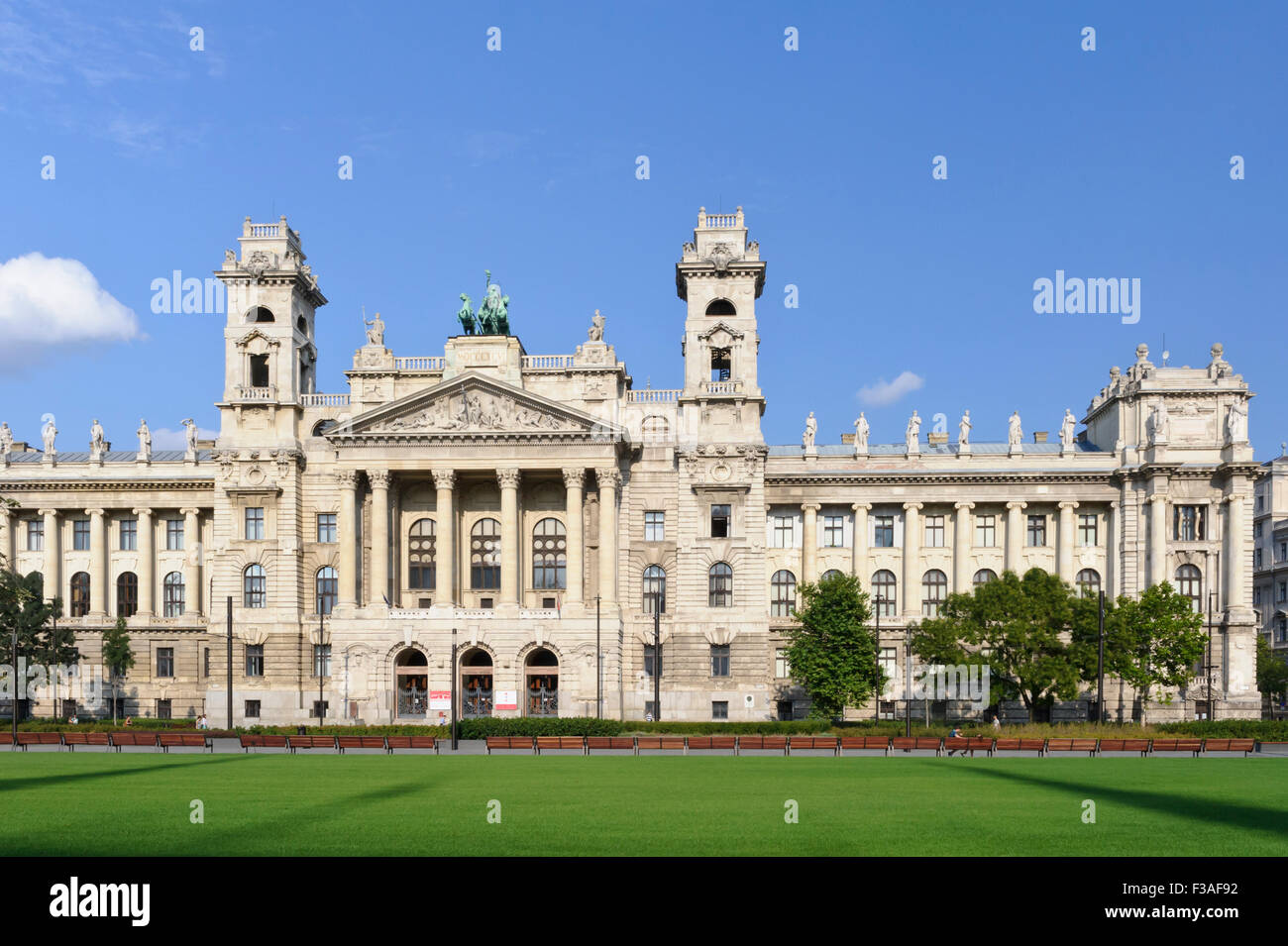 Die Ethnographie-Museum Gebäude gegenüber dem ungarischen Parlament, Budapest, Ungarn. Stockfoto