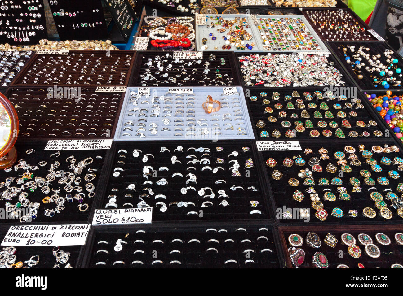 Ausstellung der italienischen Modeschmuck in einem Straßenmarkt Stockfoto