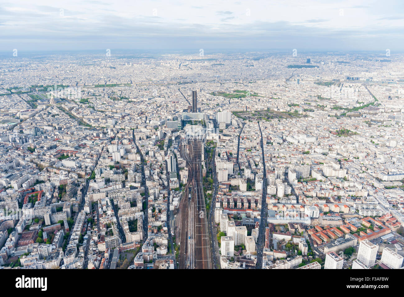 Luftaufnahme des Stadtzentrum von Paris in der Nähe von Montparnasse-Turm und Bahnhof Montparnasse Stockfoto
