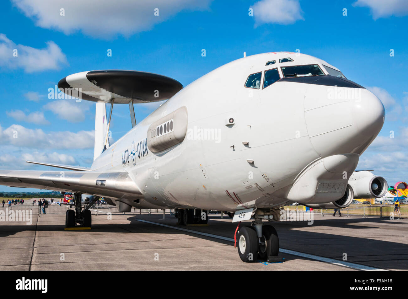 Nahaufnahme eines NATO-Boeing E-3A Sentry (AWACS) Flugzeugen aus der Nase entnommen Stockfoto