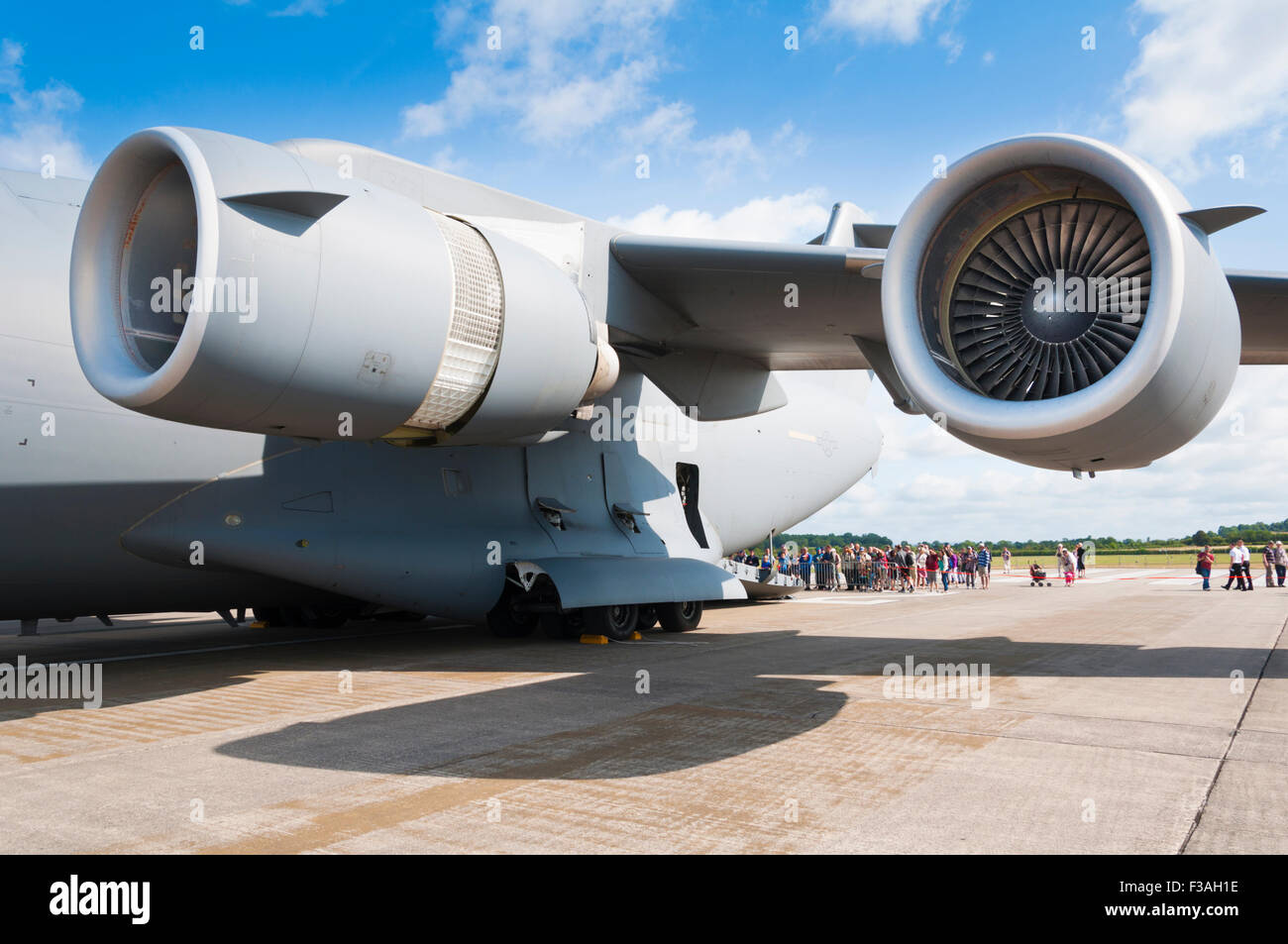 Die zwei Hafen Motoren von einer McDonnell Douglas/Boeing c-17 Globemaster III mit dem inneren Motor für Schubumkehr konfiguriert Stockfoto