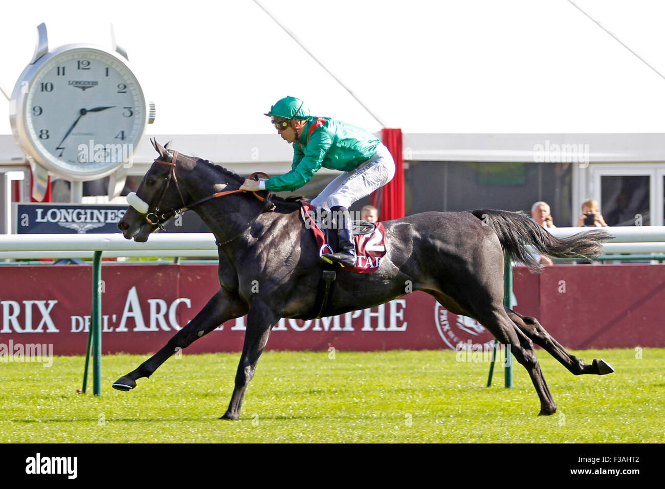 Longchamps Rennstrecke, Frankreich. 3. Oktober 2015. Rennen 1, Vazirabad von Christophe Soumillon geritten. Teil des Arc de Triomphe Rennwochenende in Longchamps. Bildnachweis: Aktion Plus Sport/Alamy Live-Nachrichten Stockfoto