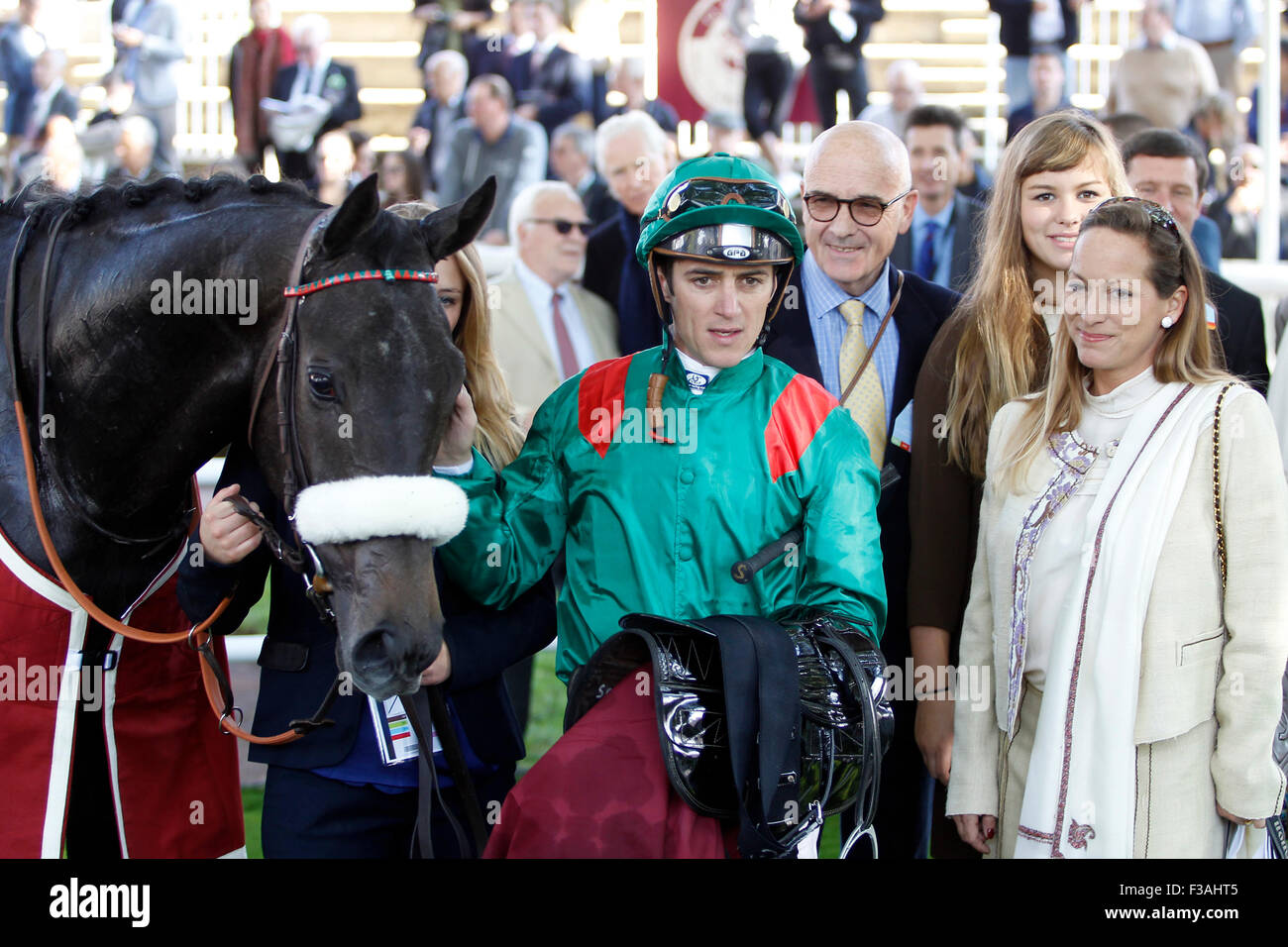 Longchamps Rennstrecke, Frankreich. 3. Oktober 2015. Rennen 1, Vazirabad mit Besitzer Alain de Royer Dupre - Princesse Zahra Aga Khan von Christophe Soumillon geritten. Teil des Arc de Triomphe Rennwochenende in Longchamps. Bildnachweis: Aktion Plus Sport/Alamy Live-Nachrichten Stockfoto