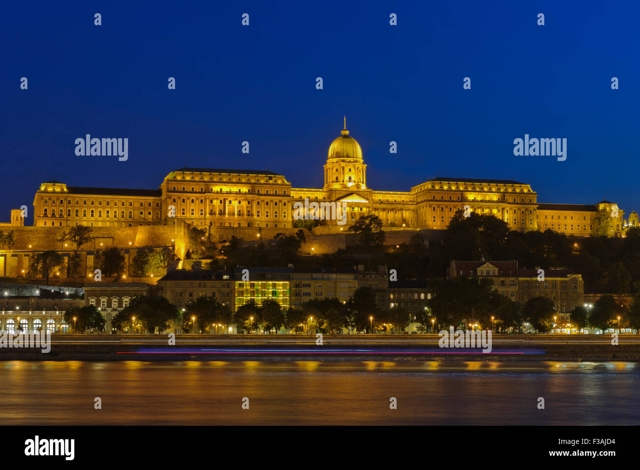 Die Ungarische Nationalgalerie bei Nacht, Budapest, Ungarn. Stockfoto