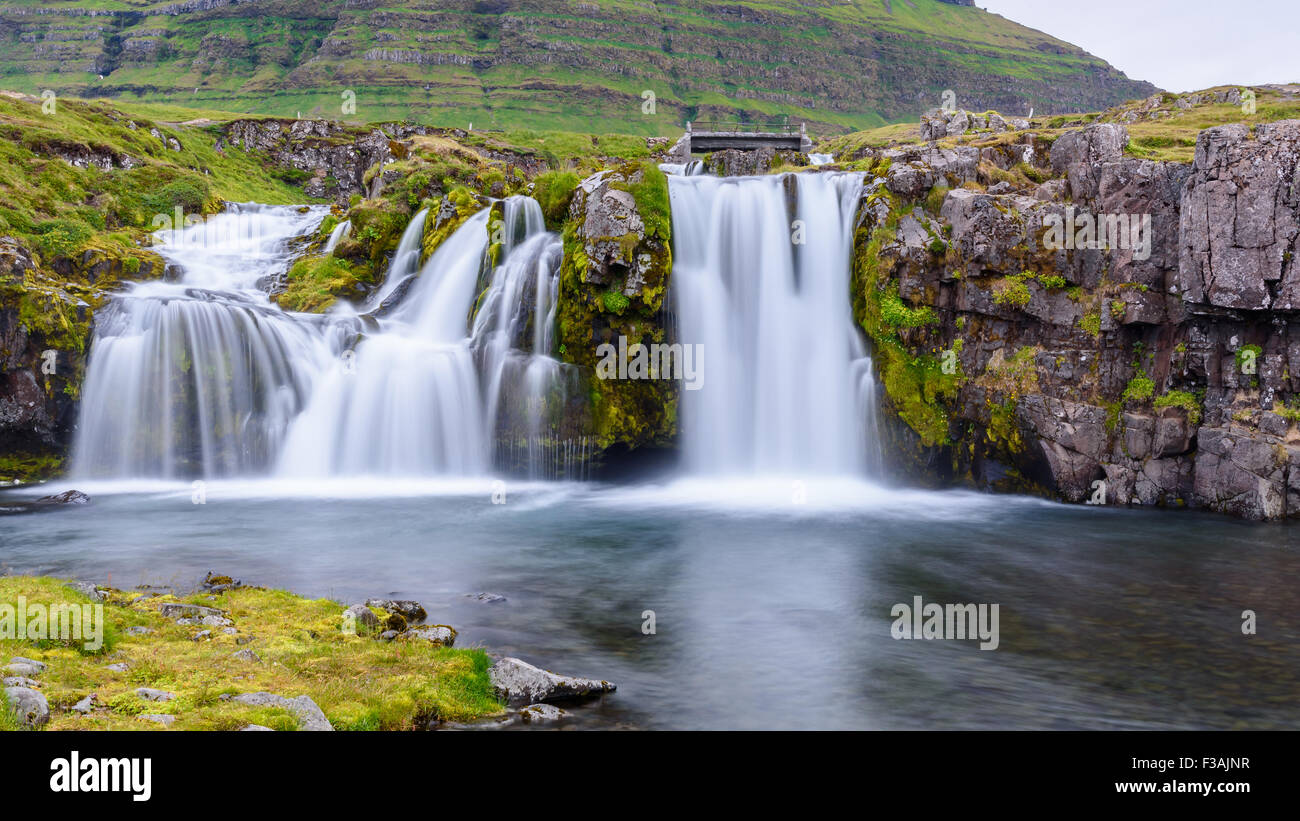Schöner Wasserfall Landschaft am Berg Kirkjufell, Snaefellsnes Halbinsel, Island Stockfoto