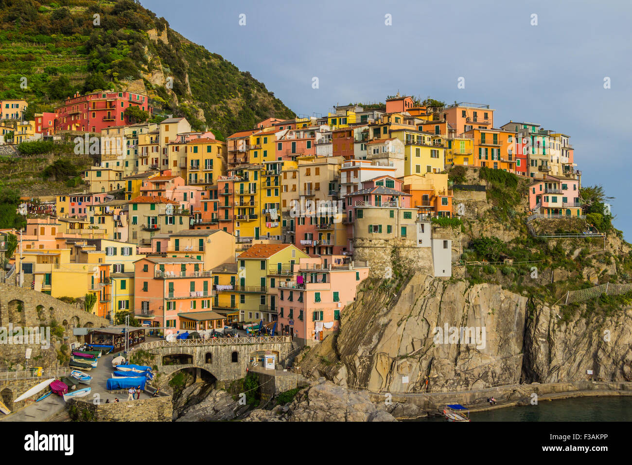 Manarola, Cinque Terre (Ligurien, Ligurien) in der Dämmerung Stockfoto