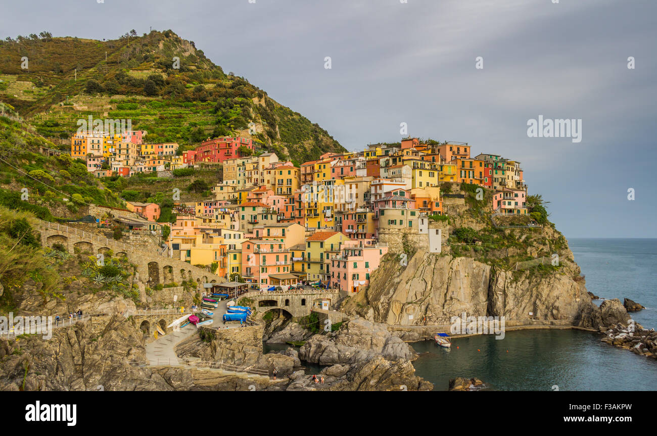 Manarola, Cinque Terre (Ligurien, Ligurien) in der Dämmerung Stockfoto