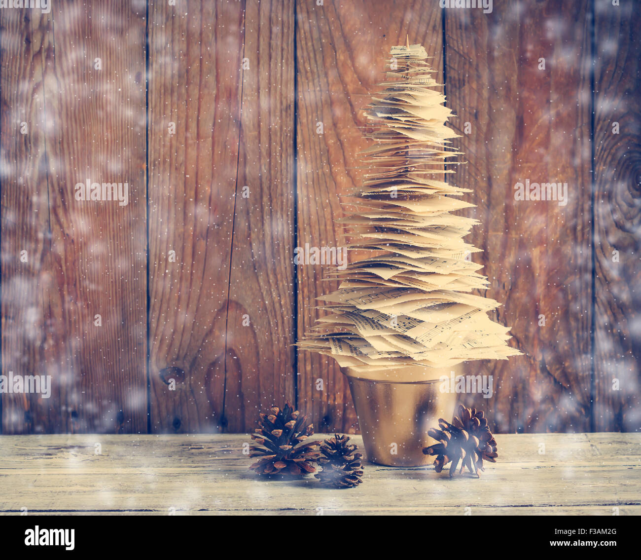 Papier-Weihnachtsbaum. Weihnachts-Dekoration. Getönten Bild Stockfoto