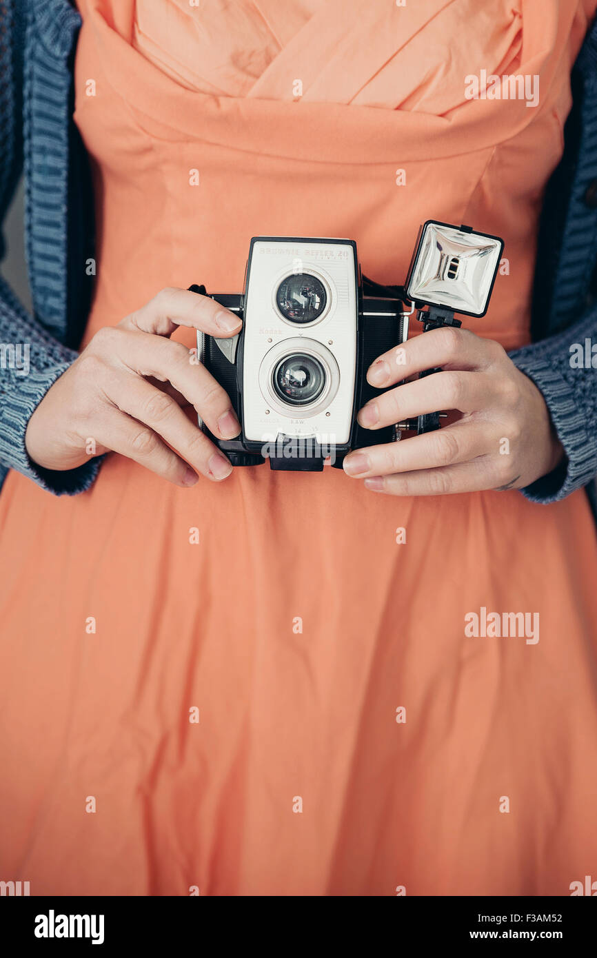 Vintage junge Frau mit einer alten Kamera Stockfoto