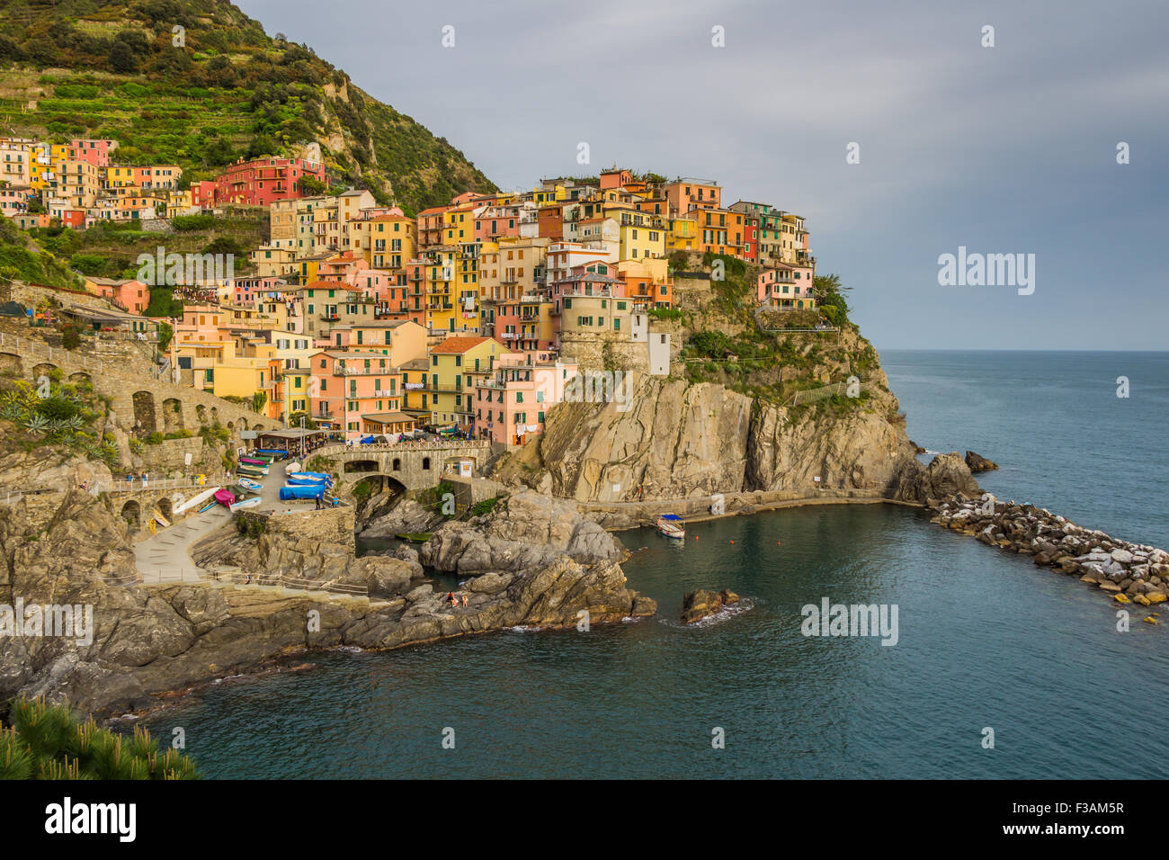 Manarola, Cinque Terre (Ligurien, Ligurien) in der Dämmerung Stockfoto