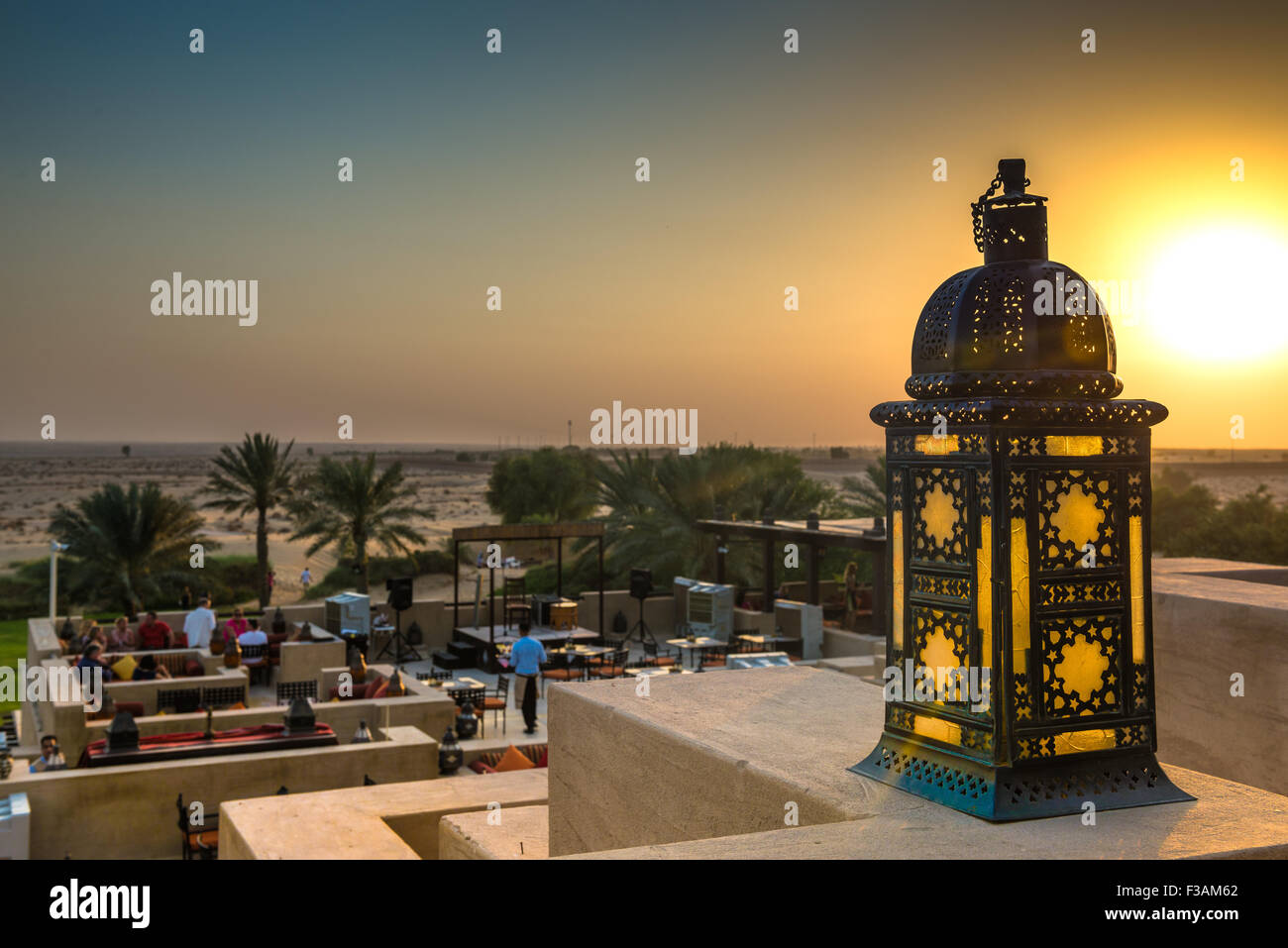 Sonnenuntergang über der Wüste von Dubai gesehen von der Al Sarab Rooftop Lounge bei Bab Al Shams Resort Stockfoto