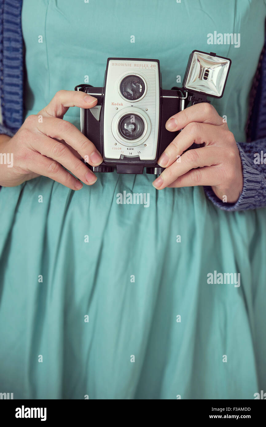 Vintage Frau hält eine Vintage-Kamera Stockfoto