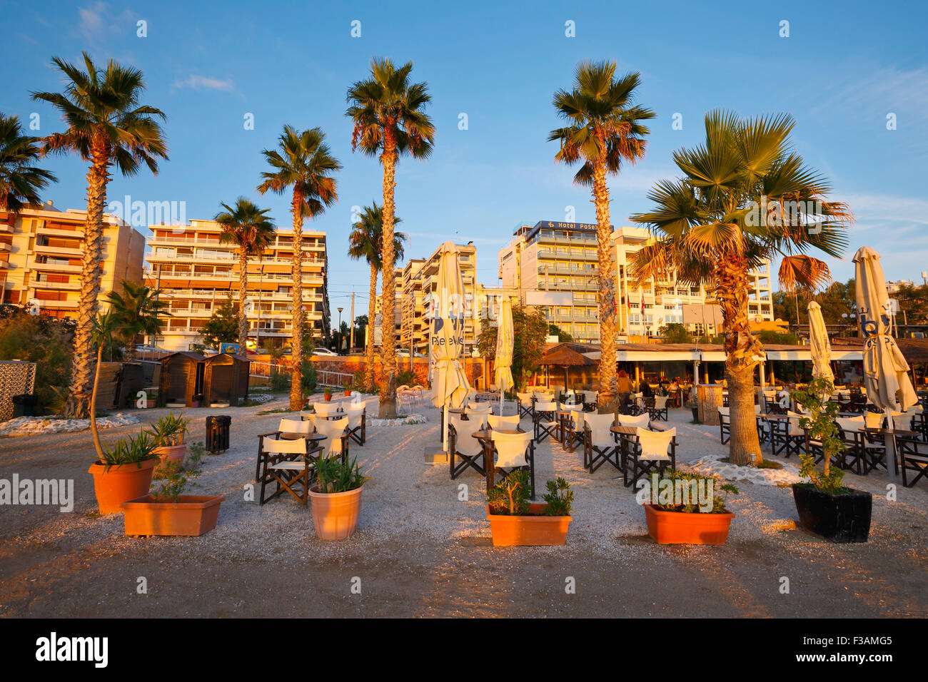 Sonnenschirme und Tische am Strand in Palaio Faliro in Athen, Griechenland Stockfoto