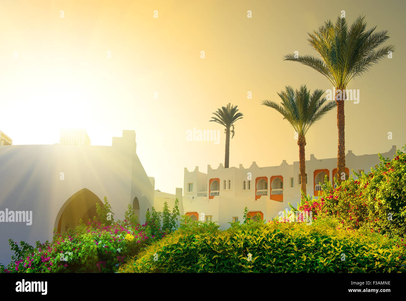 Helle Morgensonne im ägyptischen Resorthotel Stockfoto