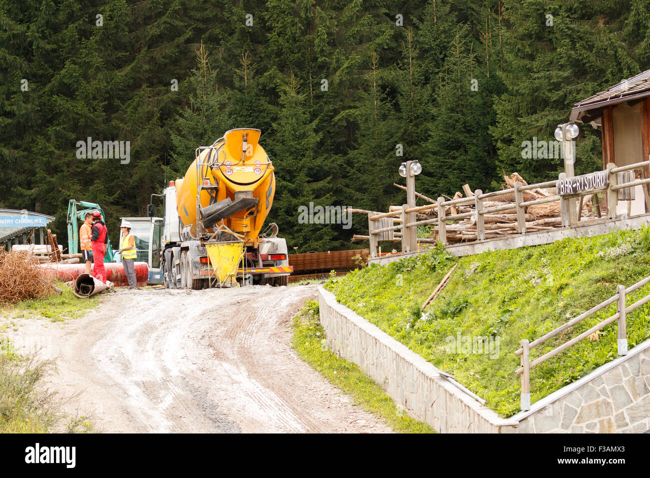 Falcade, Belluno, Italien - 21. August 2015: Betonmischer LKW arbeitet auf Baustelle im Bau der neuen modernen Kabine Stockfoto