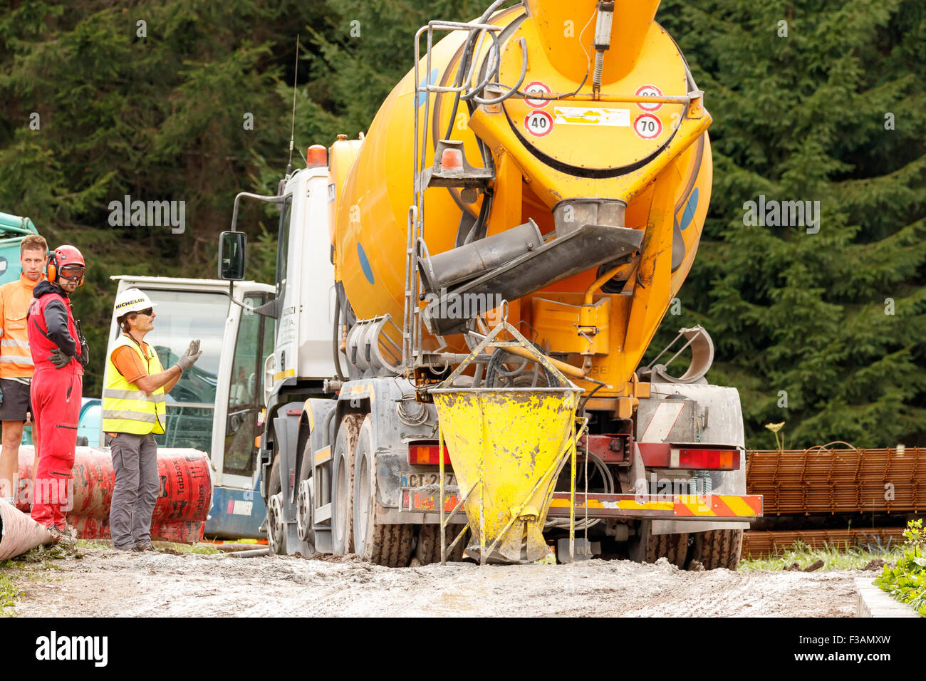 Falcade, Belluno, Italien - 21. August 2015: Betonmischer LKW arbeitet auf Baustelle im Bau der neuen modernen Kabine Stockfoto