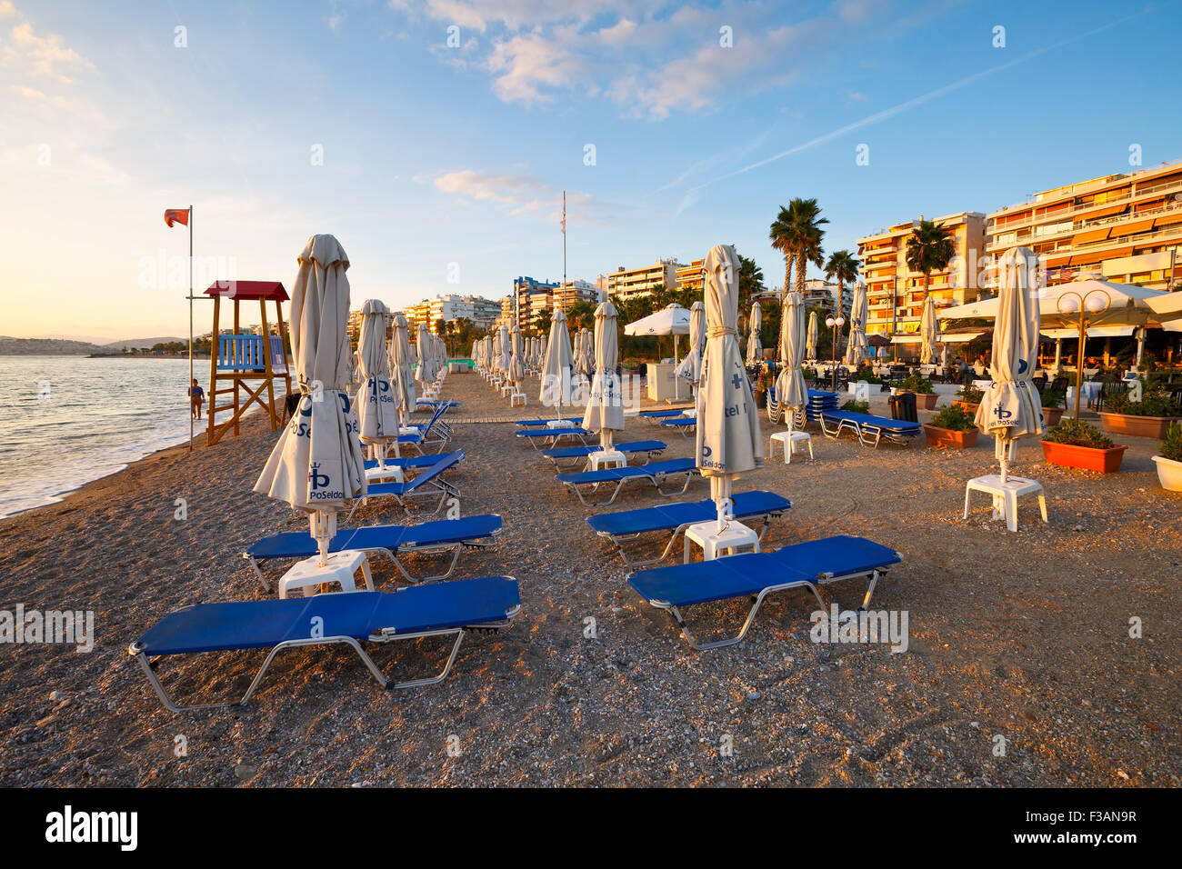 Sonnenschirme am Strand in Palaio Faliro in Athen, Griechenland Stockfoto