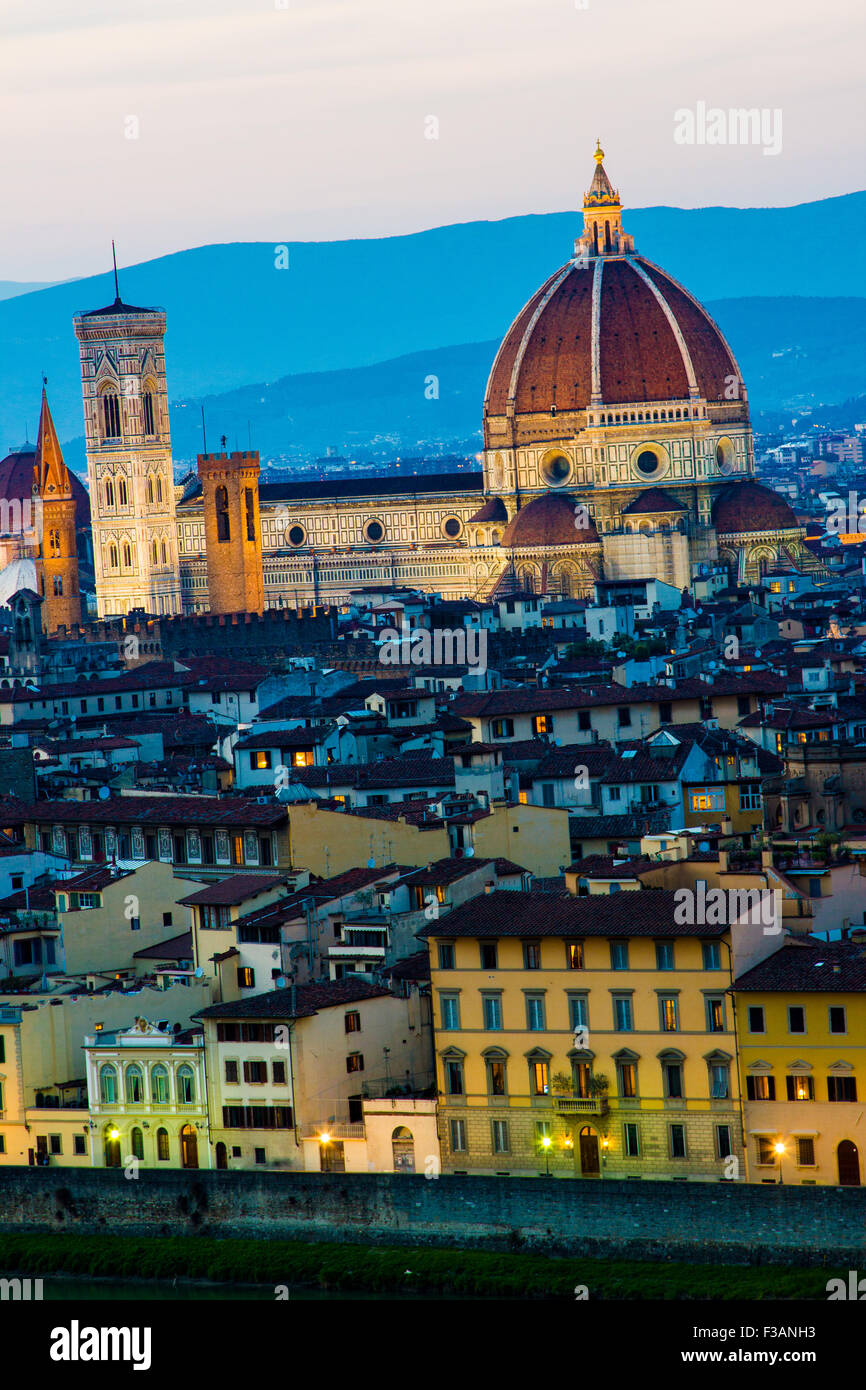 Florenz, im Hochformat der Innenstadt mit Kathedrale Santa Maria del Fiore und Brunelleschi-Kuppel Stockfoto