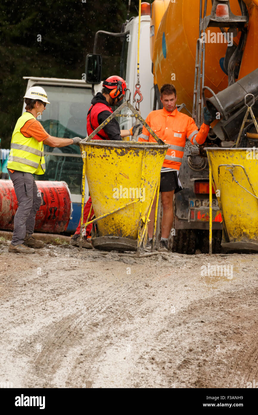 Falcade, Belluno, Italien - 21. August 2015: Betonmischer LKW arbeitet auf Baustelle im Bau der neuen modernen Kabine Stockfoto