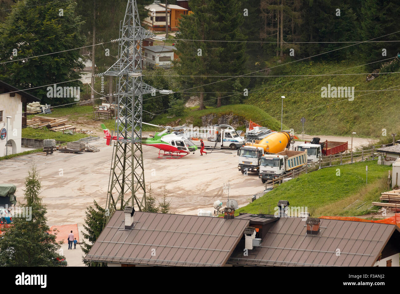 Falcade, Belluno, Italien - 21. August 2015: Betonmischer LKW arbeitet auf Baustelle im Bau der neuen modernen Kabine Stockfoto