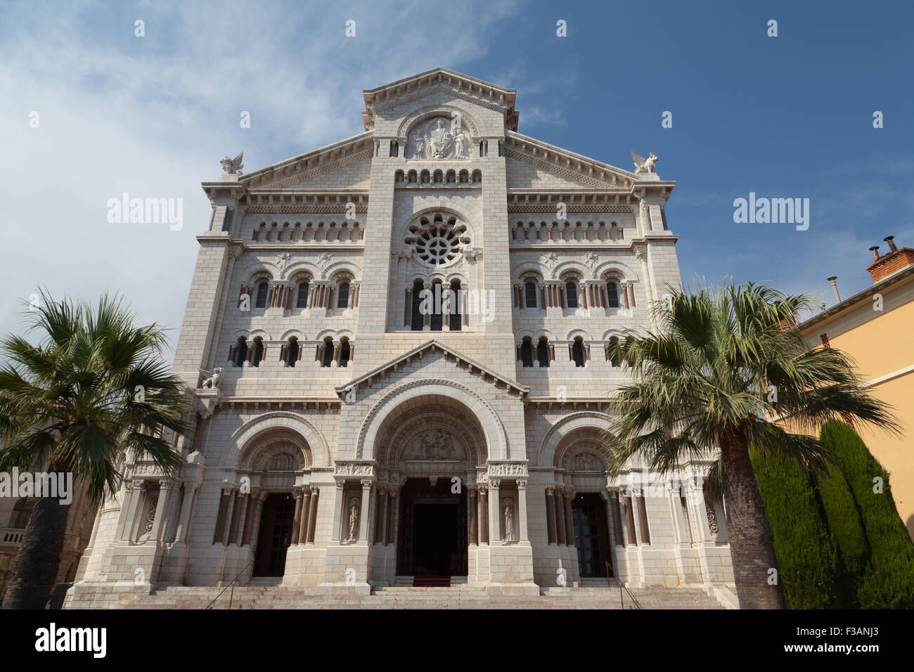 Kathedrale unserer lieben Frau von der Unbefleckten Empfängnis (Seitenansicht), Monaco-Ville, Monaco. Stockfoto