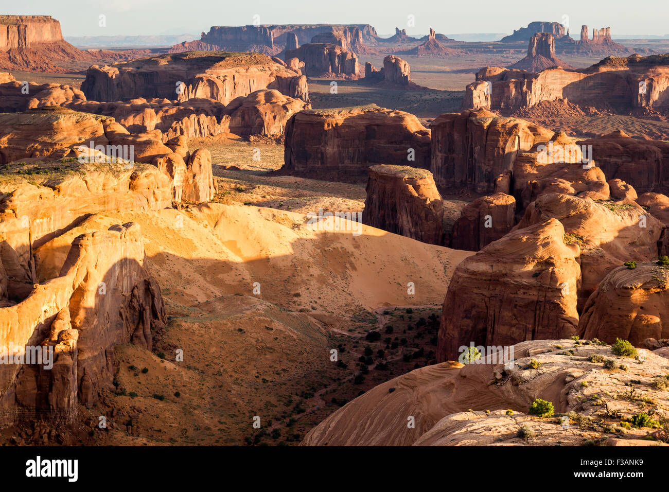 Hunts Mesa, Blick auf das Monument Valley von der abgelegenen Hochebene bei Sonnenaufgang. USA Stockfoto