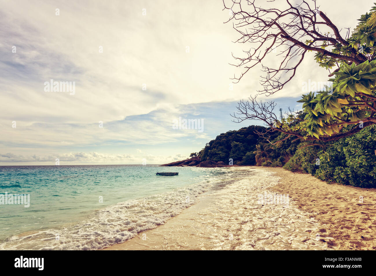 Vintage schöne Landschaft blauen Meeres und des Himmels über den Strand in Morgen war das Wasser bis zu den Fußabdruck Rückkehr zum Frieden zu entfernen Stockfoto