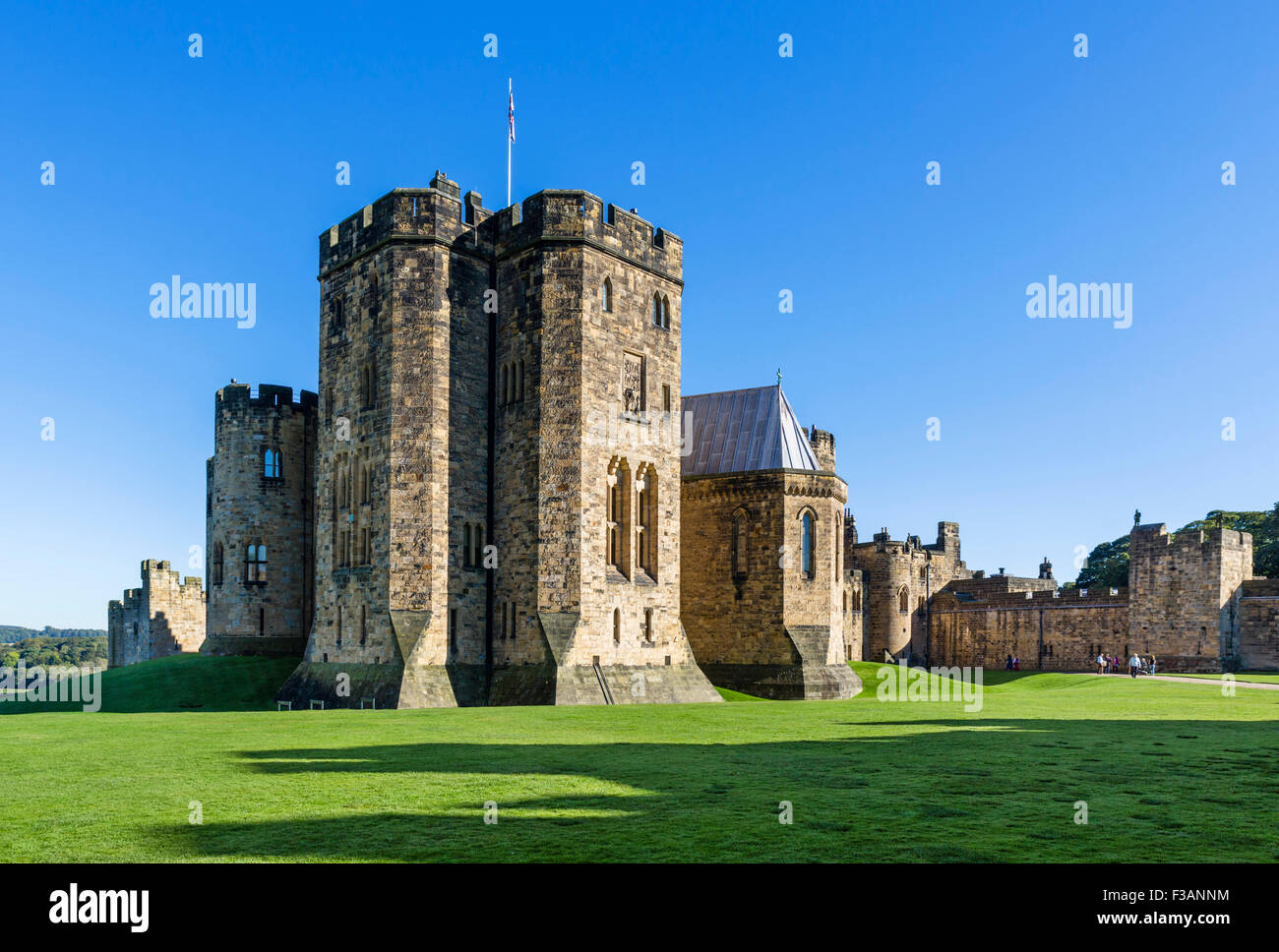 Vorburg mit Blick auf die State Rooms, Alnwick Castle (Lage der Hogwarts-Schule in Harry-Potter-Filmen), Northumberland, UK Stockfoto