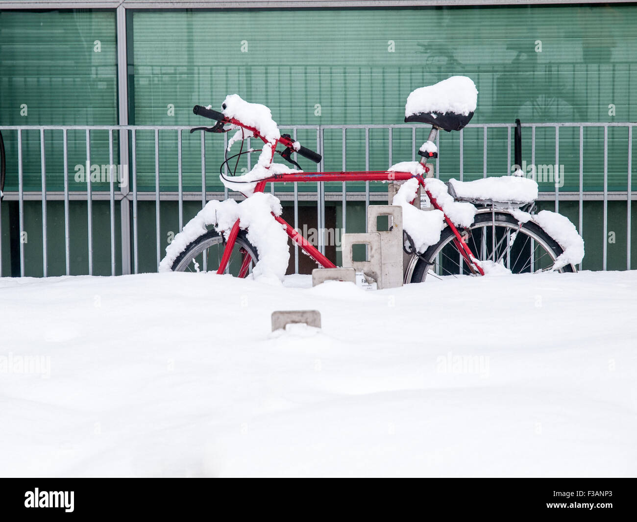 Ein Fahrrad im frischen Schnee begraben Stockfoto