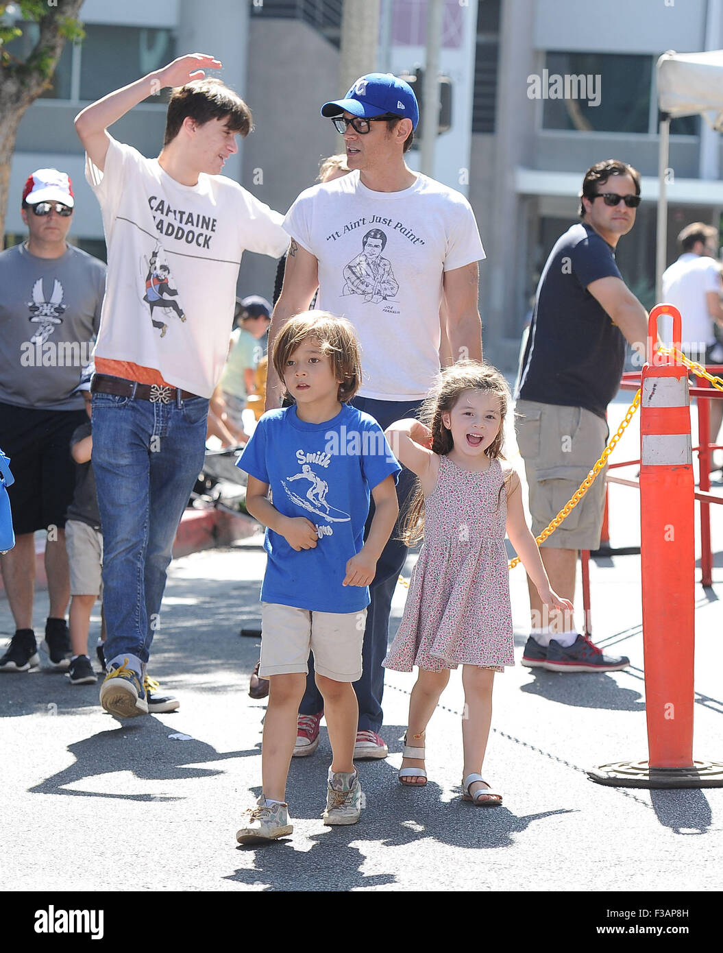 Johnny Knoxville und seine Kinder Rocko und Arlo Clapp bei der Bauern-Markt-Featuring: Johnny Knoxville, Arlo Clapp, Rocko Clapp wo: Los Angeles, California, Vereinigte Staaten von Amerika bei: 2. August 2015 Stockfoto