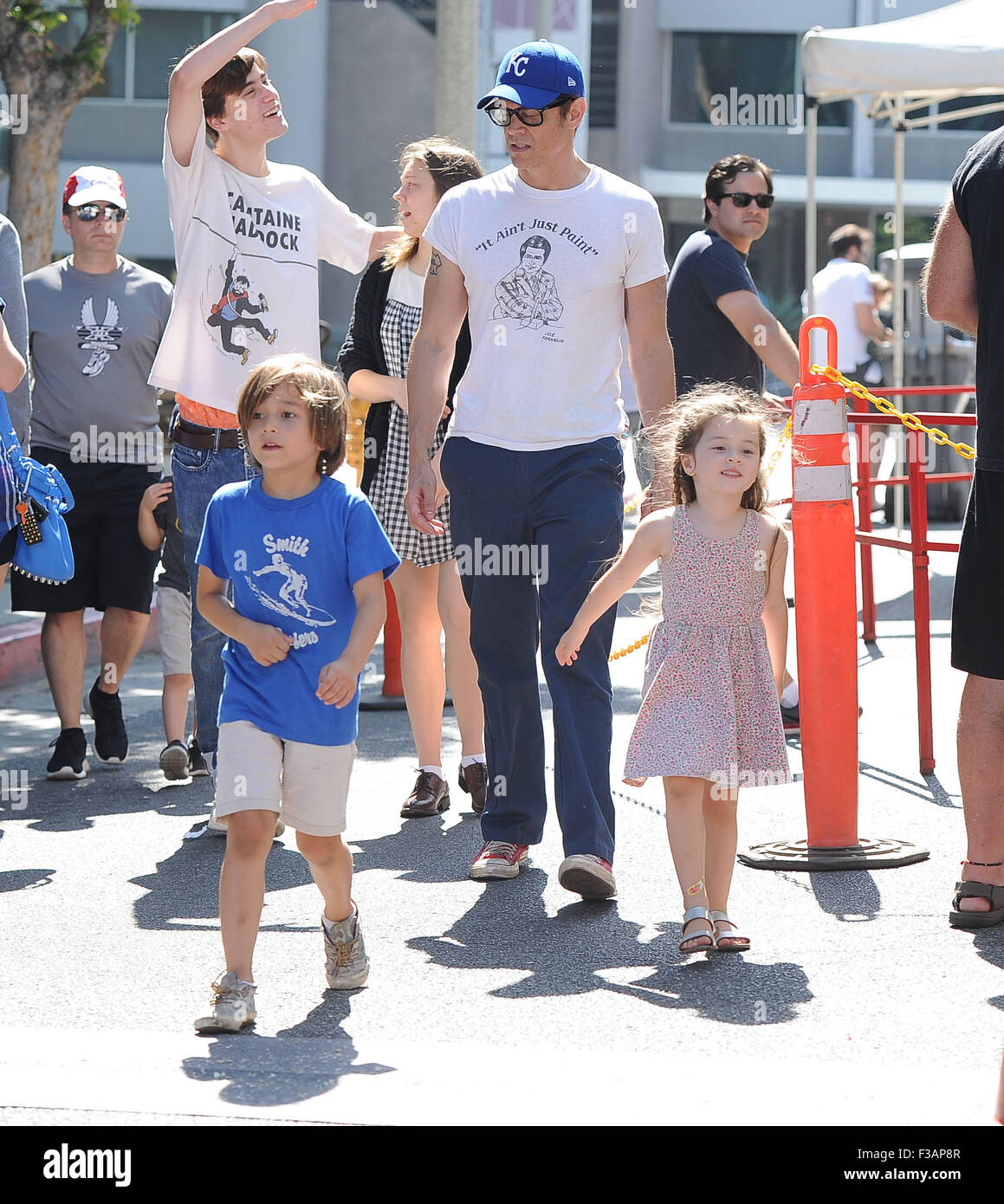 Johnny Knoxville und seine Kinder Rocko und Arlo Clapp bei der Bauern-Markt-Featuring: Johnny Knoxville, Arlo Clapp, Rocko Clapp wo: Los Angeles, California, Vereinigte Staaten von Amerika bei: 2. August 2015 Stockfoto