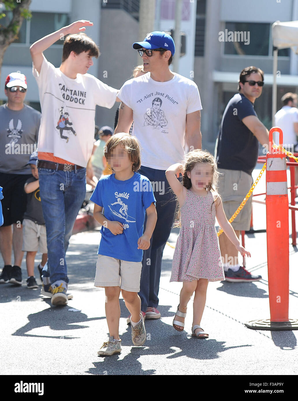 Johnny Knoxville und seine Kinder Rocko und Arlo Clapp bei der Bauern-Markt-Featuring: Johnny Knoxville, Arlo Clapp, Rocko Clapp wo: Los Angeles, California, Vereinigte Staaten von Amerika bei: 2. August 2015 Stockfoto