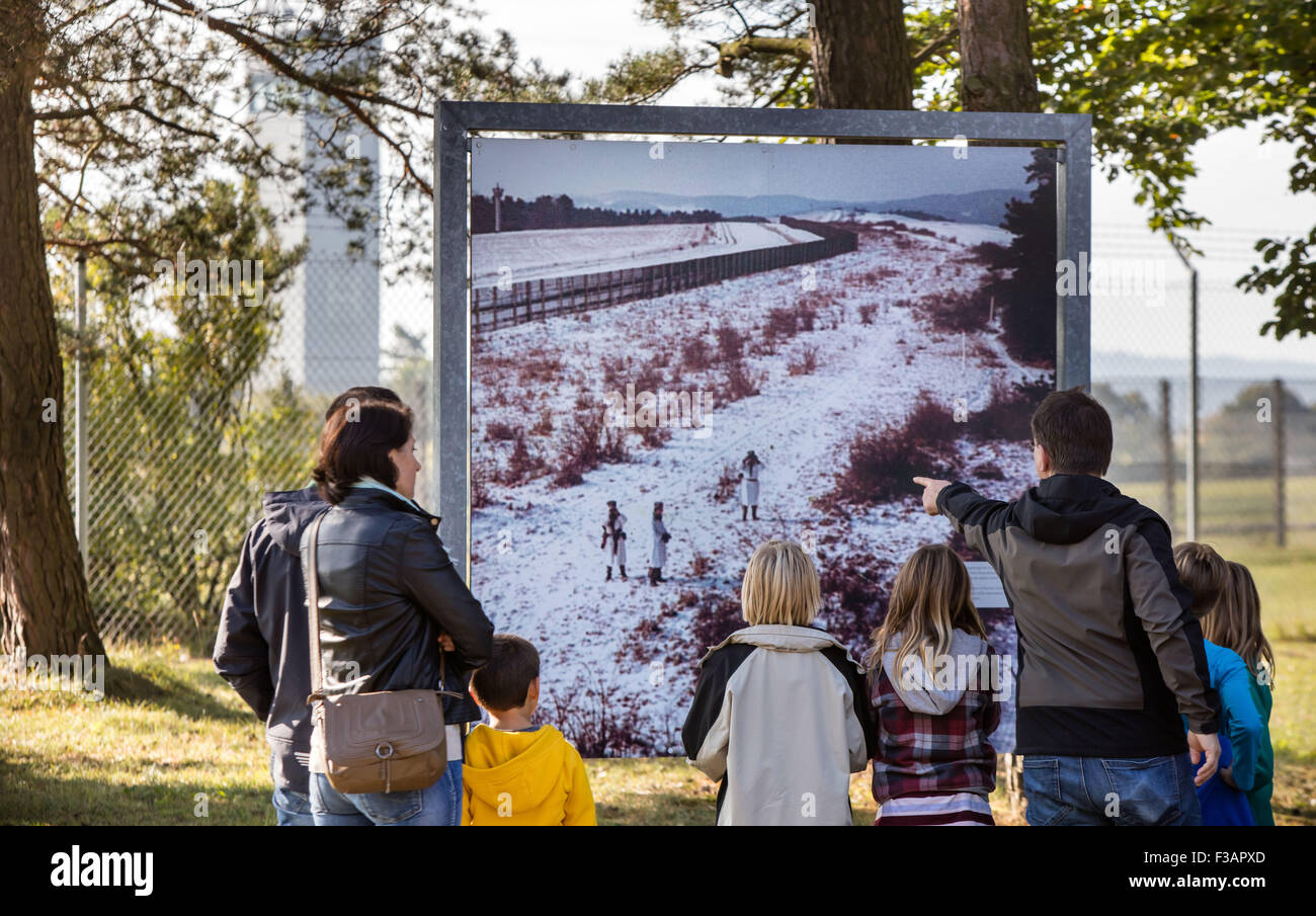 Geisa, Deutschland. 3. Oktober 2015. Besucher betrachten historische Bilder der Patrouille Grenzsoldaten am Tag zum 25. Jahrestag der deutschen Wiedervereinigung, an der ehemaligen deutsch-deutschen Grenze in der Nähe von Geisa, Deutschland, 3. Oktober 2015. Foto: Michael Reichel/Dpa/Alamy Live News Stockfoto
