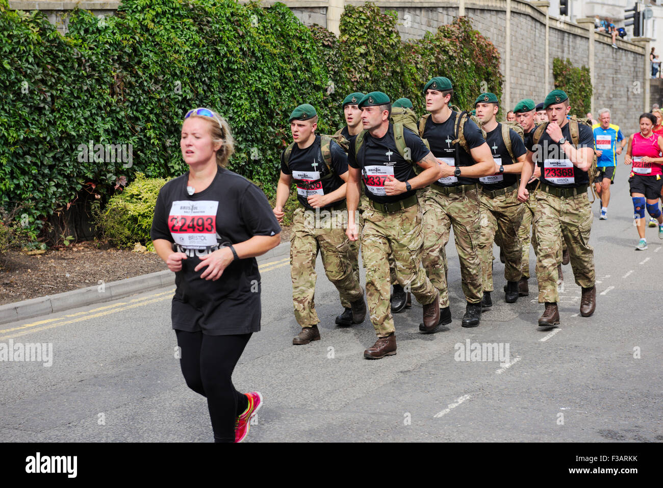 Gruppe von Royal Marine Reservisten machen einen schnellen Marsch der Bristol Halbmarathon Stockfoto