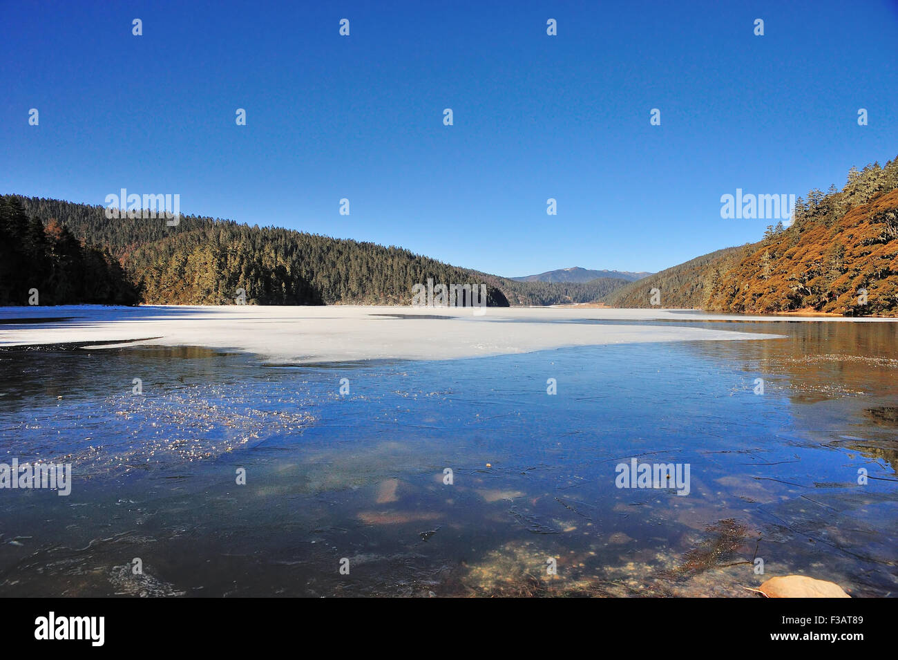 Pudacuo zugefrorenen See in China Stockfoto